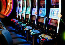 Antarmuka aplikasi poka888 menampilkan meja live dealer dan menu sportsbook